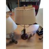 LAMPE COLONNE RESINE GRENAT ET LAITON AJ ECRU LISERÉ DORÉ 2 FEUX 