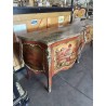 COMMODE STYLE LOUIS XV BOIS MARQUETÉ GRANITURES  BRONZE 2 TIROIRS A DECOR DE SCÈNE GALANTE PLATEAU M