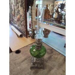 LAMPE A PÉTROLE MÉTAL ET VERRE TEINTÉ VERT STYLE LOUIS XVI