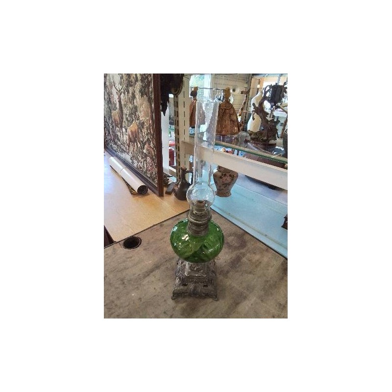 LAMPE A PÉTROLE MÉTAL ET VERRE TEINTÉ VERT STYLE LOUIS XVI