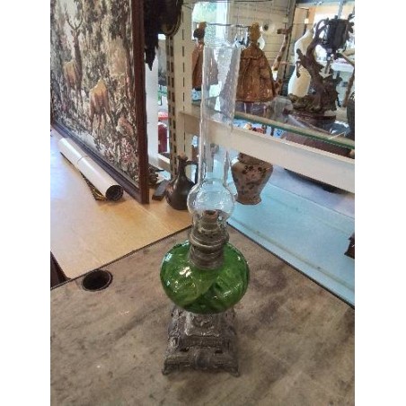 LAMPE A PÉTROLE MÉTAL ET VERRE TEINTÉ VERT STYLE LOUIS XVI