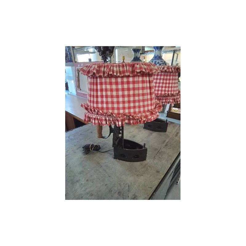 LAMPE FER A BRAISE FONTE AJ TISSU ROUGE ET BLANC A CARREAUX 