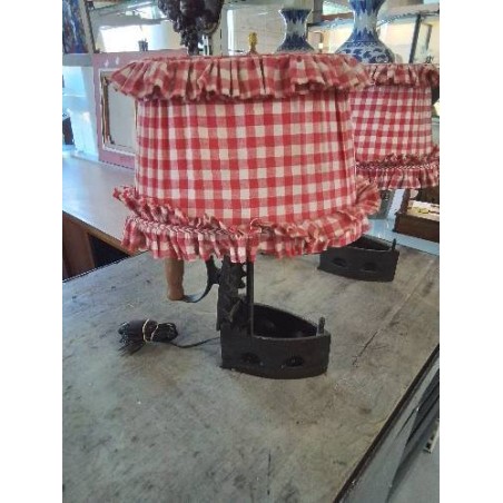 LAMPE FER A BRAISE FONTE AJ TISSU ROUGE ET BLANC A CARREAUX 