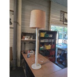 LAMPADAIRE RÉSINE BLANC AJ OCRE