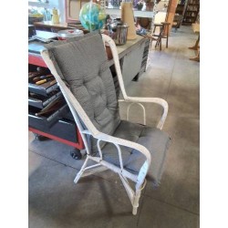 FAUTEUIL ROTIN BLANC AVEC COUSSIN TAUPE