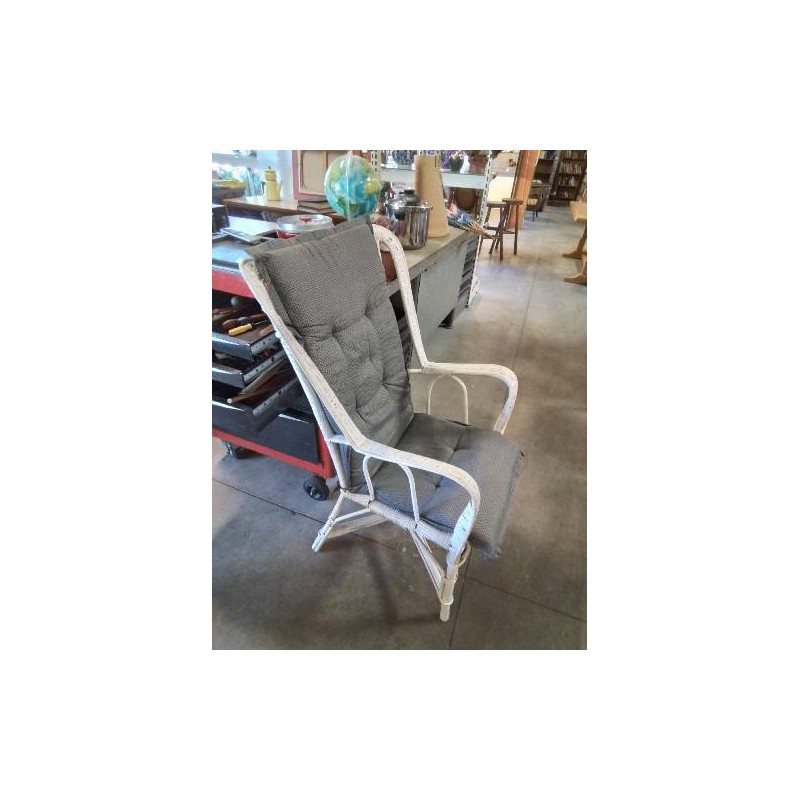 FAUTEUIL ROTIN BLANC AVEC COUSSIN TAUPE
