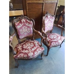 PAIRE DE FAUTEUILS BOIS ASSISE ET DOSSIER CAPITONNÉ TISSU ROUGE FLEURI STYLE LOUIS XV