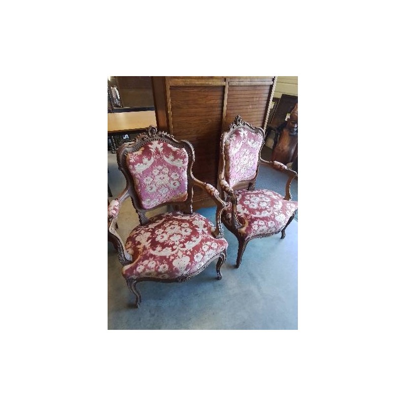 PAIRE DE FAUTEUILS BOIS ASSISE ET DOSSIER CAPITONNÉ TISSU ROUGE FLEURI STYLE LOUIS XV