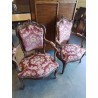 PAIRE DE FAUTEUILS BOIS ASSISE ET DOSSIER CAPITONNÉ TISSU ROUGE FLEURI STYLE LOUIS XV