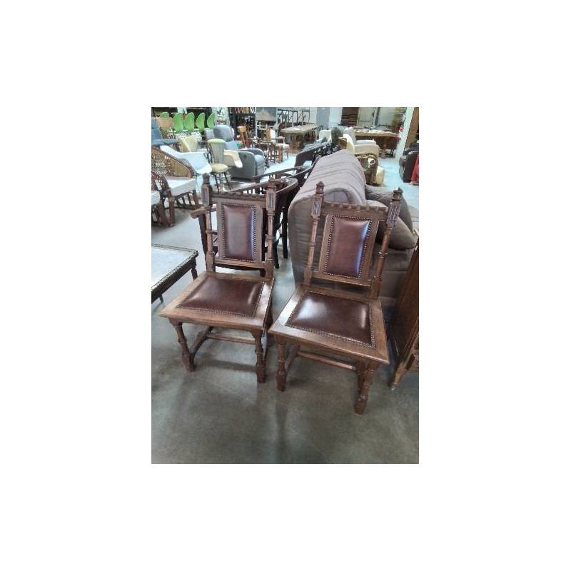 PAIRE DE CHAISES BOIS SCULPTÉ ASSISE ET DOSSIER CAPITONNÉ SKAÏ BORDEAUX 