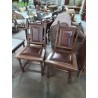 PAIRE DE CHAISES BOIS SCULPTÉ ASSISE ET DOSSIER CAPITONNÉ SKAÏ BORDEAUX 