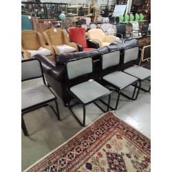 4 CHAISES PIÈTEMENT MÉTAL NOIR ASSISE ET DOSSIER CAPITONNÉ TISSU GRIS’