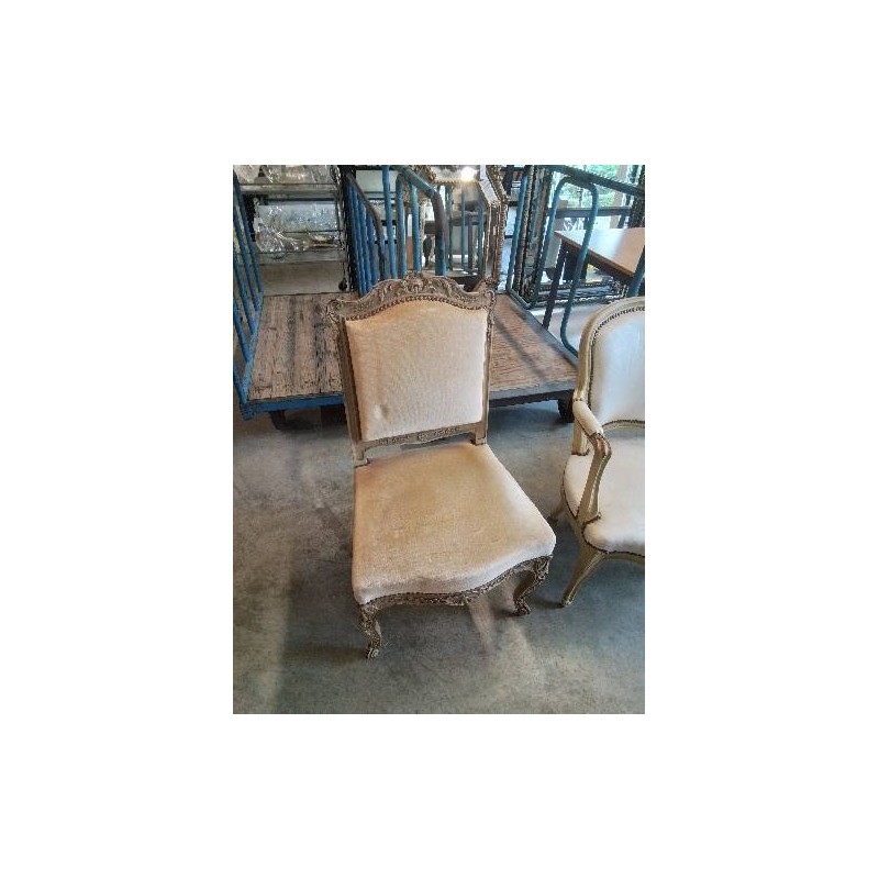 CHAISE BOIS SCULPTÉ TAUPE ASSISE ET DOSSIER CAPITONNÉ TISSU ÉCRU STYLE RÉGENCE 