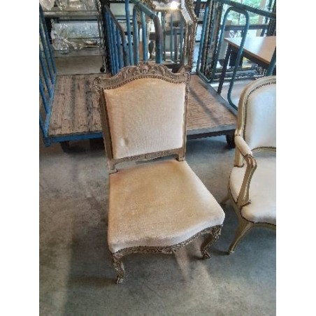 CHAISE BOIS SCULPTÉ TAUPE ASSISE ET DOSSIER CAPITONNÉ TISSU ÉCRU STYLE RÉGENCE 