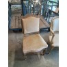 CHAISE BOIS SCULPTÉ TAUPE ASSISE ET DOSSIER CAPITONNÉ TISSU ÉCRU STYLE RÉGENCE 