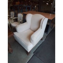 FAUTEUIL A OREILLES BOIS CAPITONNÉ TISSU ÉCRU 