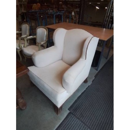 FAUTEUIL A OREILLES BOIS CAPITONNÉ TISSU ÉCRU 