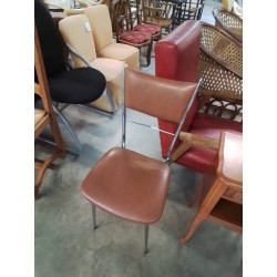 CHAISE MÉTAL CHROMÉ ASSISE ET DOSSIER CAPITONNÉ SKAÏ FAUVE ANNÉES 70