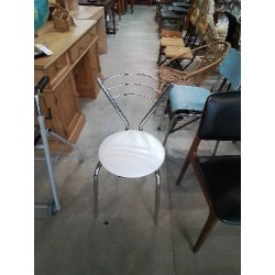 CHAISE MÉTAL CHROMÉ DOSSIER CINTRÉ ASSISE PU BLANC 
