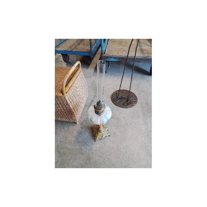 LAMPE A PETROLE MÉTAL DORÉ ET VERRE 