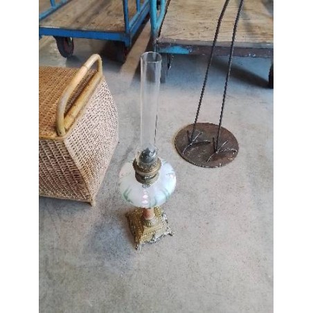 LAMPE A PETROLE MÉTAL DORÉ ET VERRE 