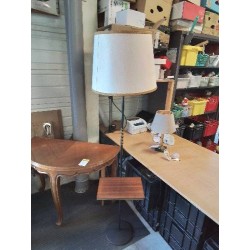 LAMPADAIRE MÉTAL NOIR A TABLETTE FORMICA MARRON LISERÉ DORÉ AJ ECRU ANNÉES 70