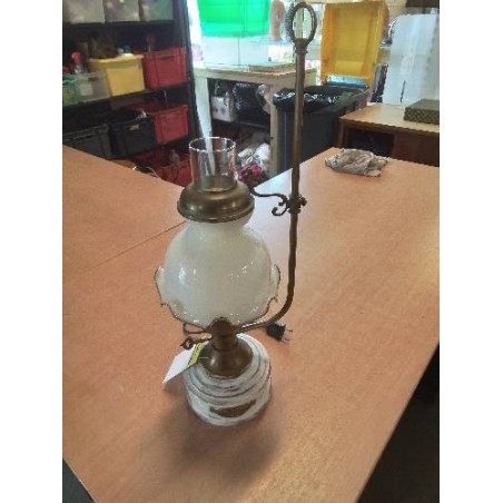 LAMPE A PETROLE ÉLECTRIFIÉE BOIS CÉRUSÉ LAITON ET VERRE BLANC AMERICAN COOP 1850