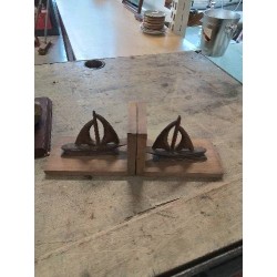 PAIRE DE SERRE LIVRE BOIS SCULPTÉ AUX BATEAUX 