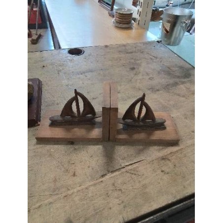 PAIRE DE SERRE LIVRE BOIS SCULPTÉ AUX BATEAUX 
