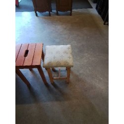 TABOURET PIN A ENTRETOISE ASSISE TISSU AU COEUR
