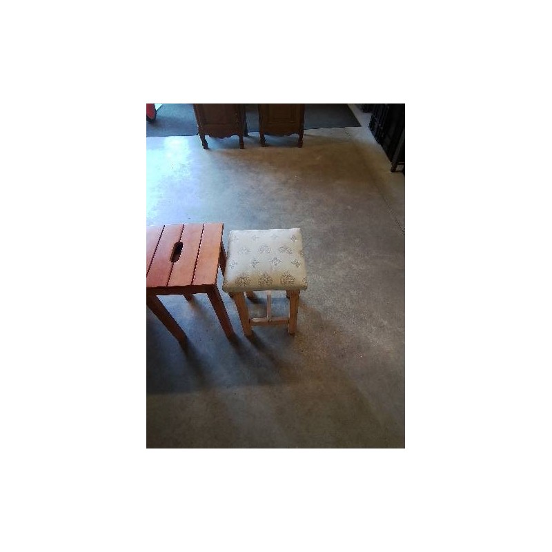 TABOURET PIN A ENTRETOISE ASSISE TISSU AU COEUR