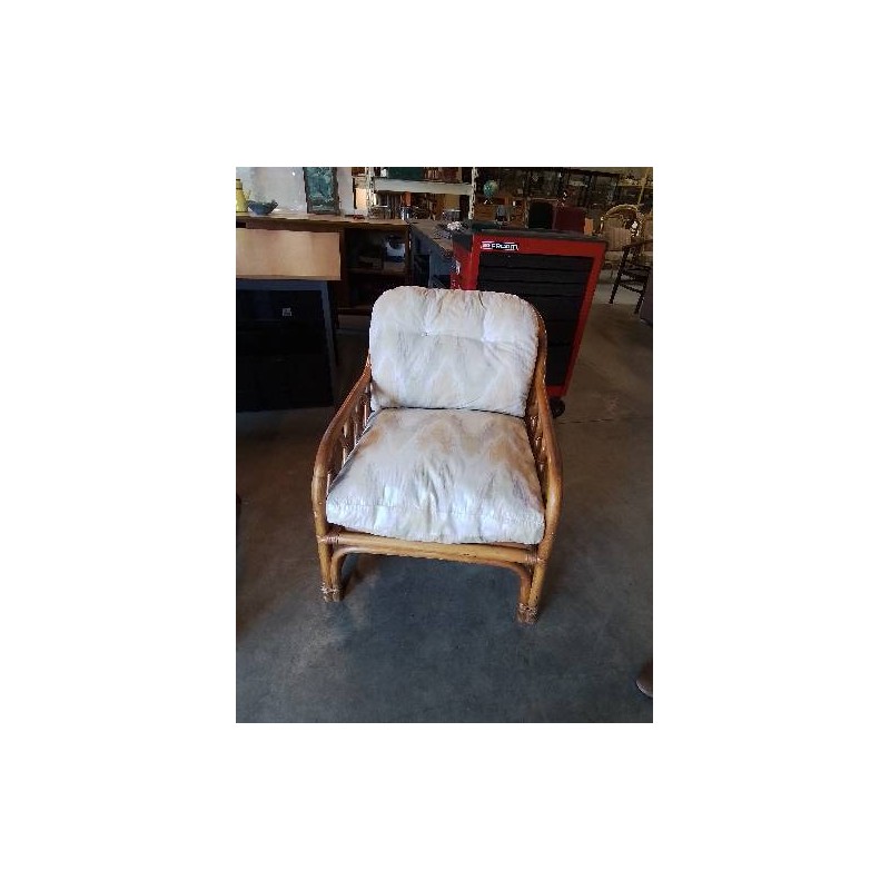 FAUTEUIL ROTIN ET VANNERIE ASSISE ET DOSSIER COUSSINS TISSU ÉCRU ANNÉES 70