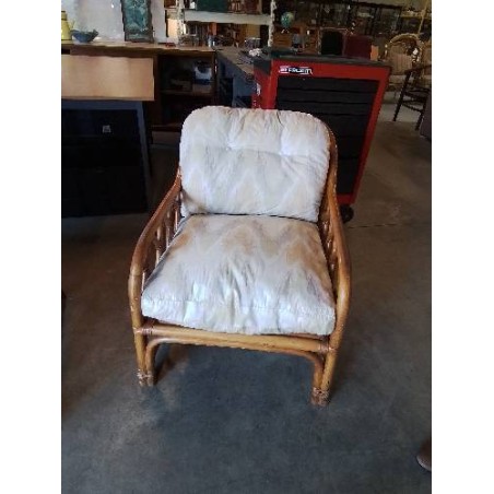 FAUTEUIL ROTIN ET VANNERIE ASSISE ET DOSSIER COUSSINS TISSU ÉCRU ANNÉES 70