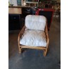 FAUTEUIL ROTIN ET VANNERIE ASSISE ET DOSSIER COUSSINS TISSU ÉCRU ANNÉES 70