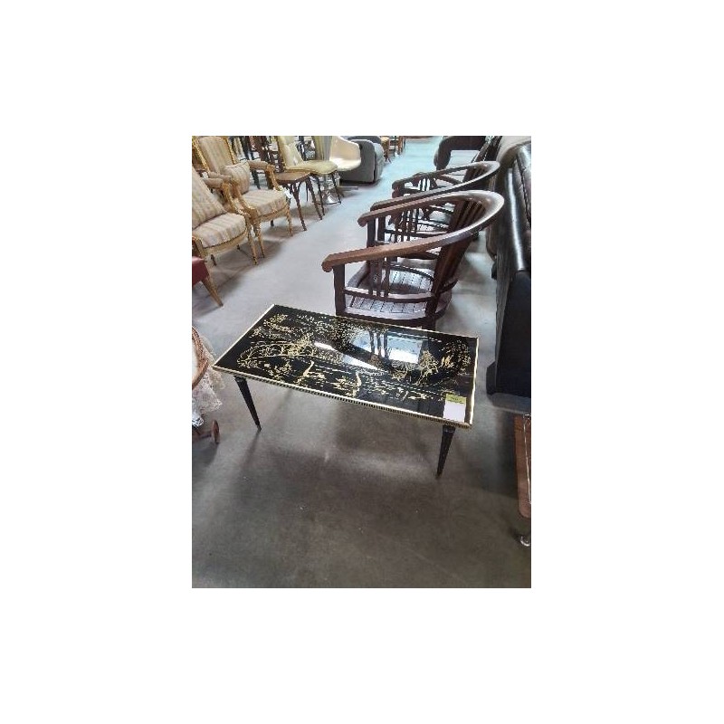 TABLE BASSE RECTANGULAIRE PIÈTEMENT BOIS NOIR MÉTAL DORÉ PLATEAU VERRE NOIR DÉCOR SCÈNE GALANTE 