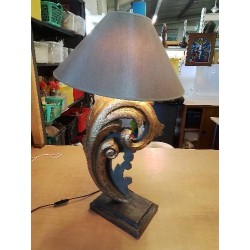 LAMPE SÉVILLE DECOR FEUILLE D’ACANTHE MÉTAL ET BOIS DORÉ AJ TAUPE