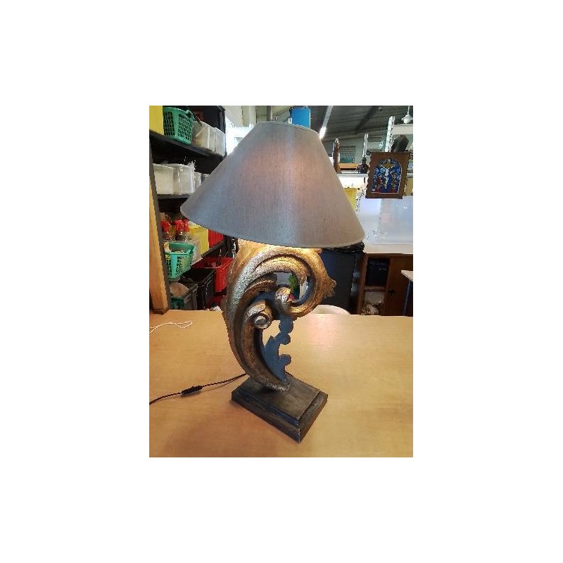 LAMPE SÉVILLE DECOR FEUILLE D’ACANTHE MÉTAL ET BOIS DORÉ AJ TAUPE