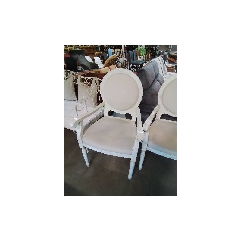 FAUTEUIL MÉDAILLON BOIS ECRU ASSISE ET DOSSIER CAPITONNÉ TISSU TAUPE