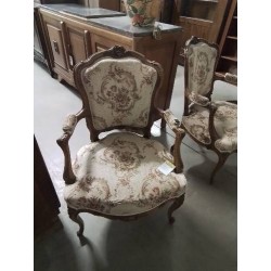 CABRIOLET BOIS ASSISE ET DOSSIER CAPITONNÉ TISSU ÉCRU FLEURI STYLE RÉGENCE 