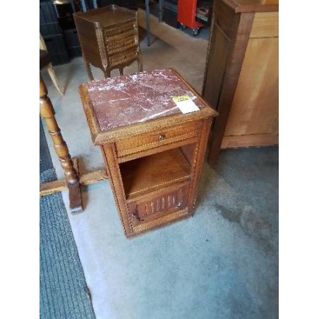 CHEVET BOIS CLAIR MOULURÉ 1 TIROIR 1 NICHE 1 PORTE DESSUS MARBRE ROUGE VEINÉ 