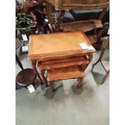 3 TABLES BASSES GIGOGNES BOIS CLAIR CHANTOURNÉ STYLE RÉGENCE 