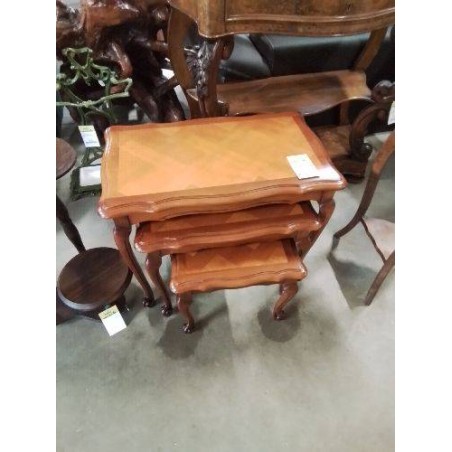 3 TABLES BASSES GIGOGNES BOIS CLAIR CHANTOURNÉ STYLE RÉGENCE 