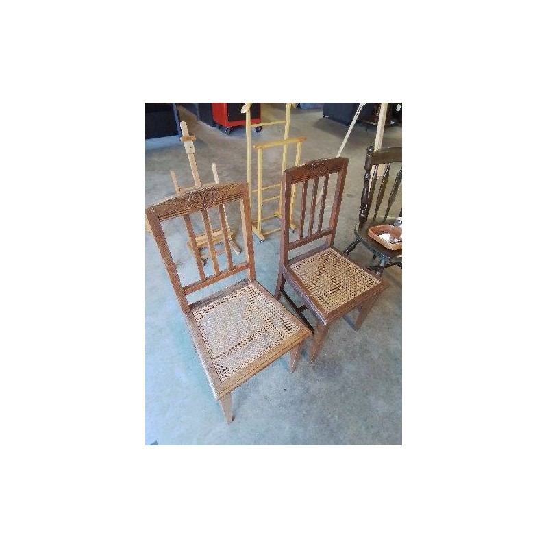 PAIRE DE CHAISES BOIS GRAVÉ AUX FLEURS ASSISE CANNÉE ANNÉES 40