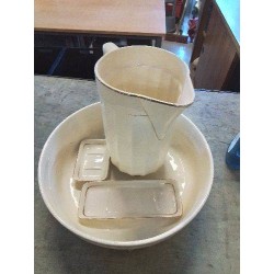 NÉCESSAIRE DE TOILETTE CÉRAMIQUE ÉCRU LISERÉ DORÉ 4 PIECES SARREGUEMINES 