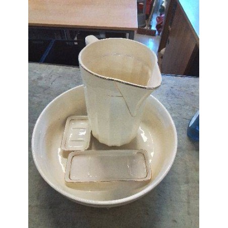 NÉCESSAIRE DE TOILETTE CÉRAMIQUE ÉCRU LISERÉ DORÉ 4 PIECES SARREGUEMINES 