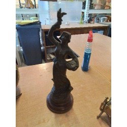STATUETTE FEMME A L\'OISEAU RÉGULE PAR FORETAY