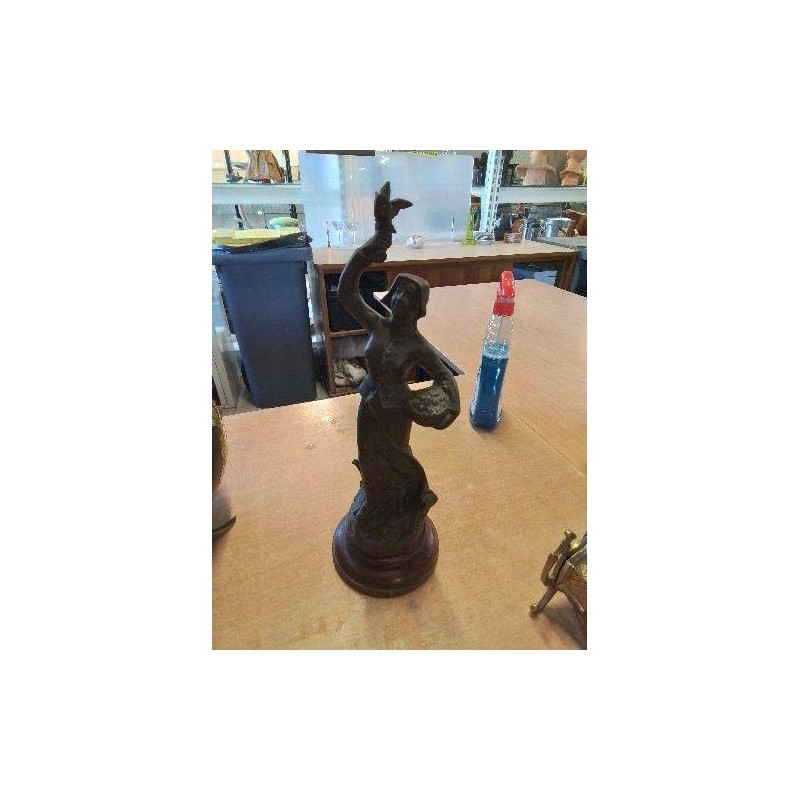 STATUETTE FEMME A L\'OISEAU RÉGULE PAR FORETAY