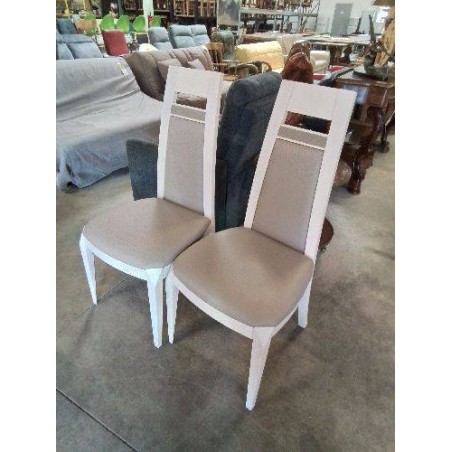 PAIRE DE CHAISES DOSSIER A POIGNÉE BOIS ECRU CAPITONNÉ PU TAUPE