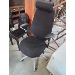 FAUTEUIL DE BUREAU A ROULETTES PIÈTEMENT MÉTAL GRIS ASSISE TISSU NOIR ACCOTOIRS TÊTIÈRES ET DOSSIER 