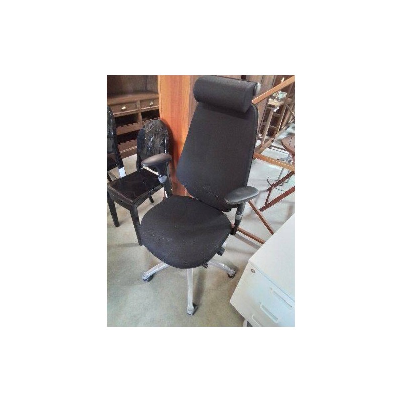 FAUTEUIL DE BUREAU A ROULETTES PIÈTEMENT MÉTAL GRIS ASSISE TISSU NOIR ACCOTOIRS TÊTIÈRES ET DOSSIER 
